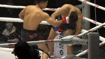 Trọng tài 'phản ứng chậm', võ sĩ MMA Trung Quốc đã bất tỉnh vẫn bị thêm 12 cú đấm
