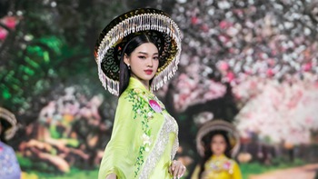 Trượt top 5 Hoa hậu Việt Nam, Bé Quyên cười tươi chào khán giả