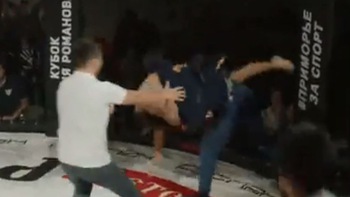 Võ sĩ MMA bị đấm gục trên sàn đấu, người bạn nổi giận tấn công đối thủ