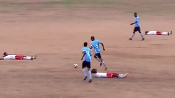 Đang thi đấu, cầu thủ toàn đội bỗng nằm dài ra sân như 'xác chết' để đối thủ ghi bàn