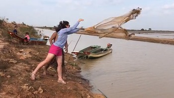 Du khách có pha quăng chài bay xuống dòng sông