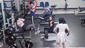 Người đẹp nhấc tạ một tay làm thanh niên tập gym ê chề trước 2 cô gái