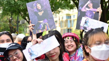 Fan CL 'xí chỗ' từ trưa trên phố đi bộ Nguyễn Huệ để đón giao thừa 2022
