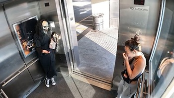 Chàng trai quê một cục khi đeo mặt nạ vào thang máy không hù được ai
