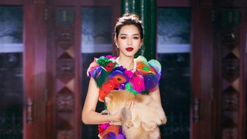 Đỗ Thị Hà gặp sự cố khi catwalk với bạn diễn '4 chân'