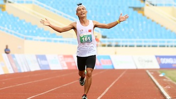 Cán đích 42,195km, Hoàng Nguyên Thanh giành tấm HCV lịch sử cho marathon Việt Nam