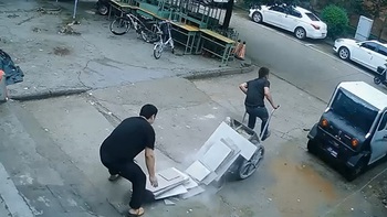 Sáng sớm cười sảng với 2 thanh niên vận chuyển gạch
