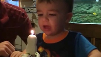 Bố xử lý khôn khéo khi con trai thổi nến sinh nhật hoài không tắt