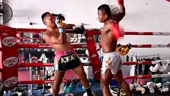 Trận đấu tấu hài giữa 2 võ sĩ Muay Thái Saenchai và Buakaw