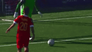 Cầu thủ vô tình có bàn thắng vì bị thủ môn sút bóng trúng mặt
