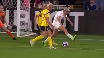 Siêu phẩm đánh gót 'xâu kim' thủ môn ghi bàn của nữ tuyển thủ Anh