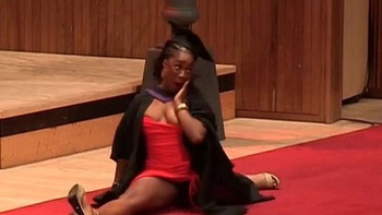 Cô gái xoạc chân trên sân khấu nhận bằng tốt nghiệp đại học