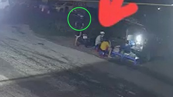Người đàn ông ngơ ngác vì bị trộm xe máy ngay sau lưng không hay biết