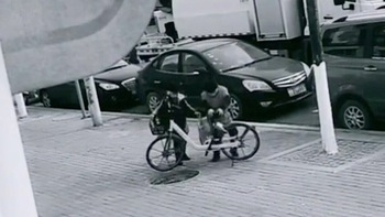 Hai bé trai dùng xe đạp che hố ga bị trộm mất nắp