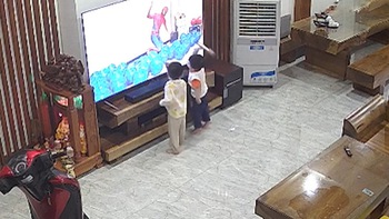 Hai bé trai đập vỡ màn hình vì đánh Người Nhện trong tivi