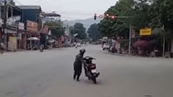 Người đàn ông dừng xe máy giữa ngã tư, vội lùi vì đèn đỏ