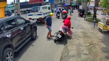 Chàng trai nhí nhảnh sang đường gây tai nạn cho người đi xe máy
