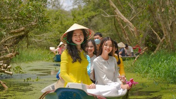 Người đẹp Hoa khôi sông Vàm mặc bà ba, đội nón lá đi chèo xuồng