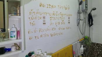 Người phụ nữ dùng mỹ phẩm viết di chúc lên tường nhà tắm