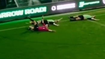 Trọng tài chạy theo ăn mừng khi cầu thủ sút penalty thành công