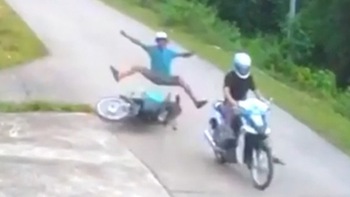 Người đàn ông lao xe máy trong hẻm ra bị tông ngã 'dập mông'