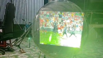 Gia chủ dùng bàn inox thay màn chiếu để xem bóng đá