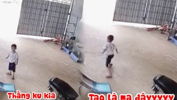 Cậu bé chạy thục mạng khi qua hàng xóm chơi cầu tuột bị dọa ma