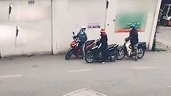 Hai người phụ nữ mải buôn chuyện mất cả xe máy