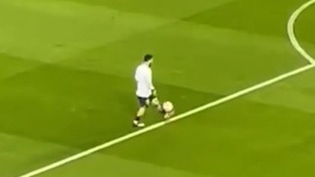 Messi có màn khởi động đỡ bóng một chạm như dính keo vào giày