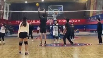 Thanh niên cao to chơi bóng chuyền khiến đội bạn bất lực
