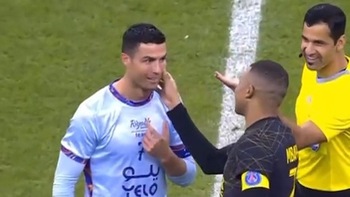 Ronaldo ngơ ngác khi Mbappe nựng má