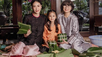Con gái Hà Kiều Anh thích thú khi được mẹ dạy gói bánh chưng
