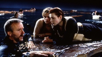 Lạ đời đạo diễn Titanic phải lên tiếng giải thích kết phim sau 25 năm