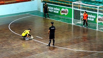 Nữ cầu thủ nổi quạu vì đặt bóng để sút penalty hoài không được