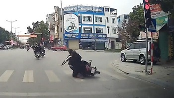 3 cô gái ngã sõng soài khi đánh võng xe máy trước đầu ô tô