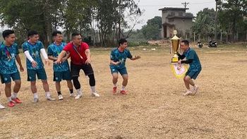 Chàng trai nâng cúp phong cách Messi ở giải ao làng