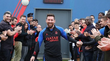 Đồng đội đứng thành hai hàng vỗ tay chào đón Messi trở lại PSG