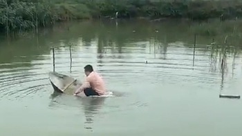 Chàng trai trổ tài chèo thuyền bị chìm giữa ao