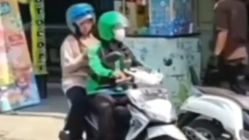 Chồng ngơ ngác khi vợ ngồi nhầm xe máy người khác