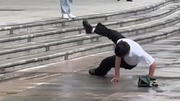 Chàng trai trượt chân ngã vô tình hóa thân thành vũ công hip hop