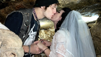 Cặp đôi kết hôn trong hầm mộ để 'bên nhau trọn đời'