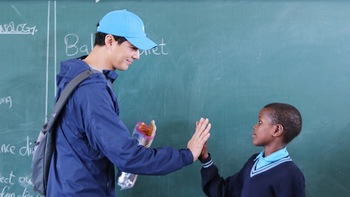 Jo In Sung quyên góp tiền thưởng cho trẻ em ở Tanzania