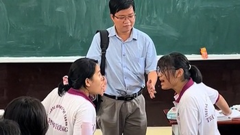 Hai nữ sinh giả vờ cãi nhau để chúc thầy giáo ngày 20-11