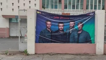 Ảnh vui 22-11: Băng rôn xì tai cây nhà lá vườn cho Westlife