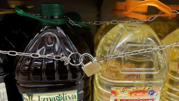 Siêu thị Tây Ban Nha phải 'xích' những chai dầu ô liu vì lý do khó ngờ