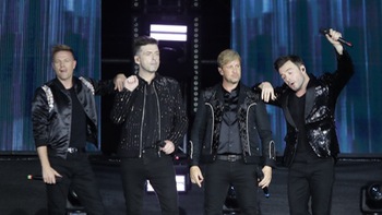 Nam thần Westlife tỏ tình bằng tiếng Việt, fan hú hét khản cổ