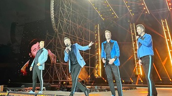 Fan nữ nhờ Westlife hát đám cưới ngay giữa concert gây sốt