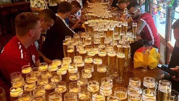 Nhóm 55 người lập kỷ lục uống bia nhiều nhất thế giới trong 3 giờ