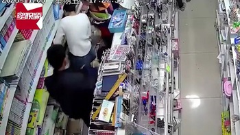 Thanh niên tè bậy vào người cô gái trong cửa hàng mua sắm
