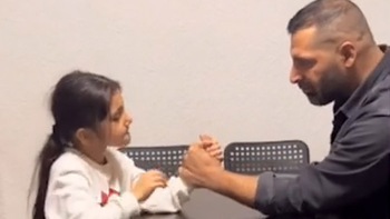 Bé gái lươn lẹo khi thi vật tay với bố